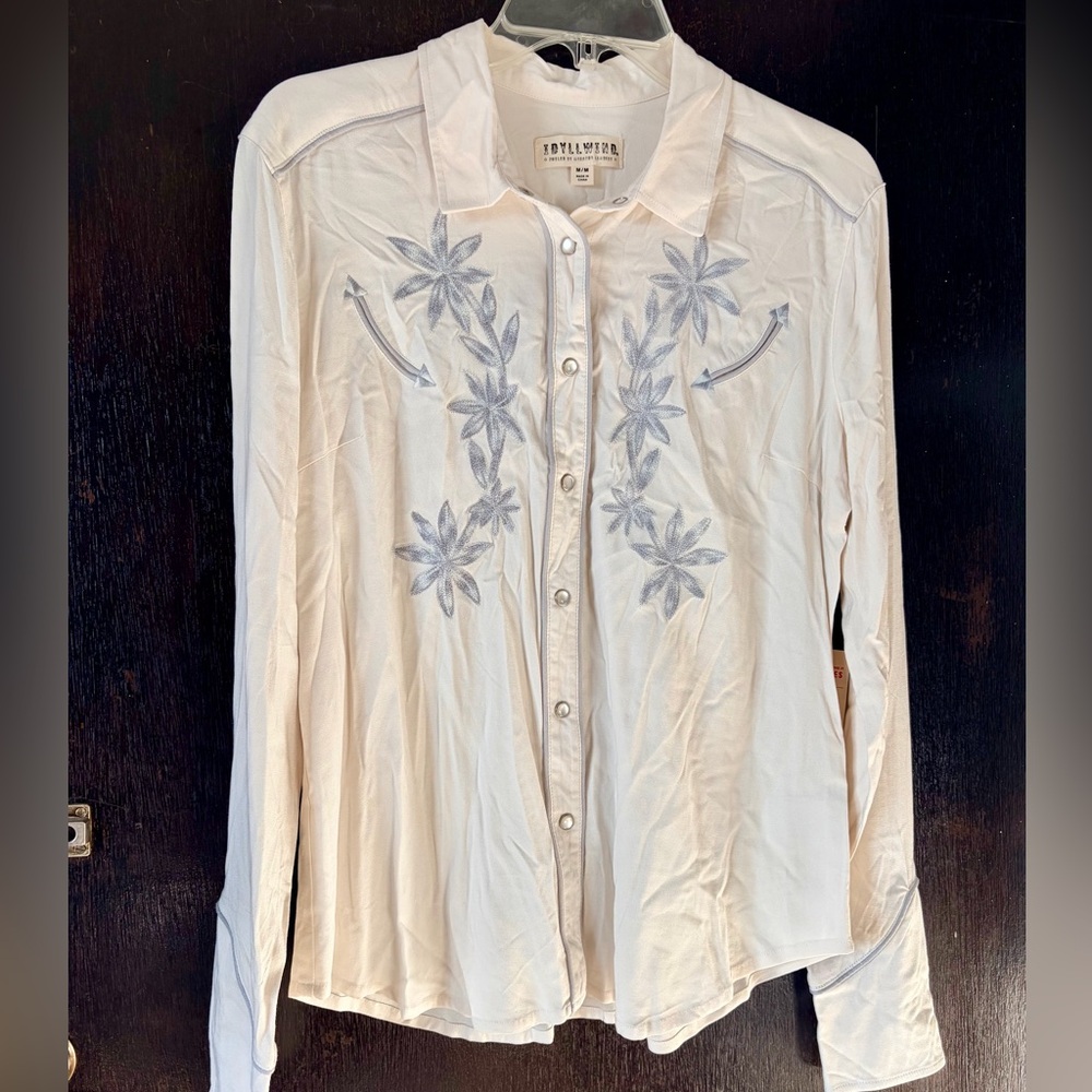 Idyllwind Ivory Grey floral embroidered pearl snap button western shirt. NWT